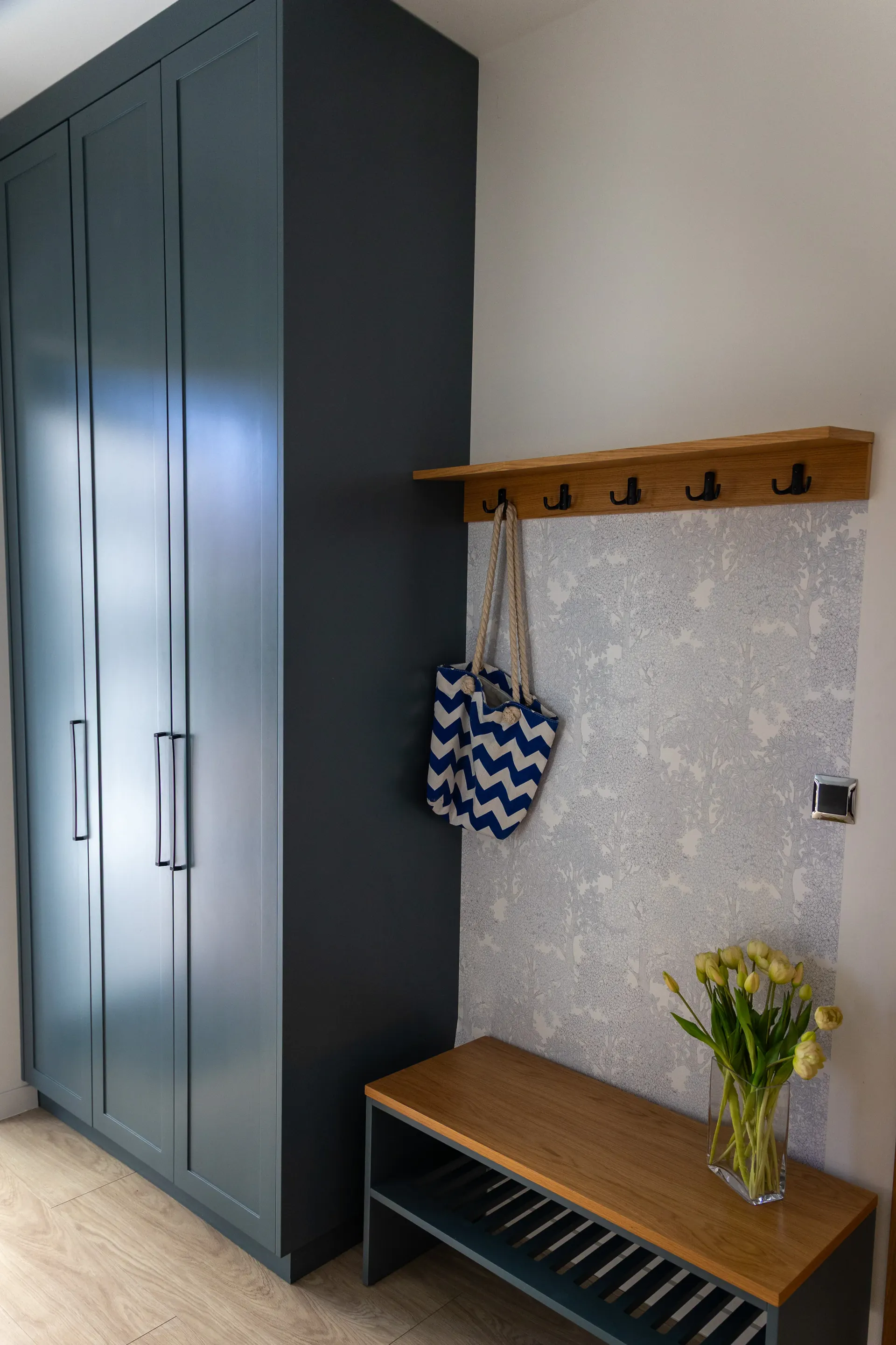 Pokój dzienny Apartamentu 4 z sofą i telewizorem — Poezja Ciszy Dębki